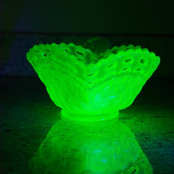 Fenton Topaz Opalescent Uranium Lattice Basket Weave Candy Dish - Picture 13 of 13